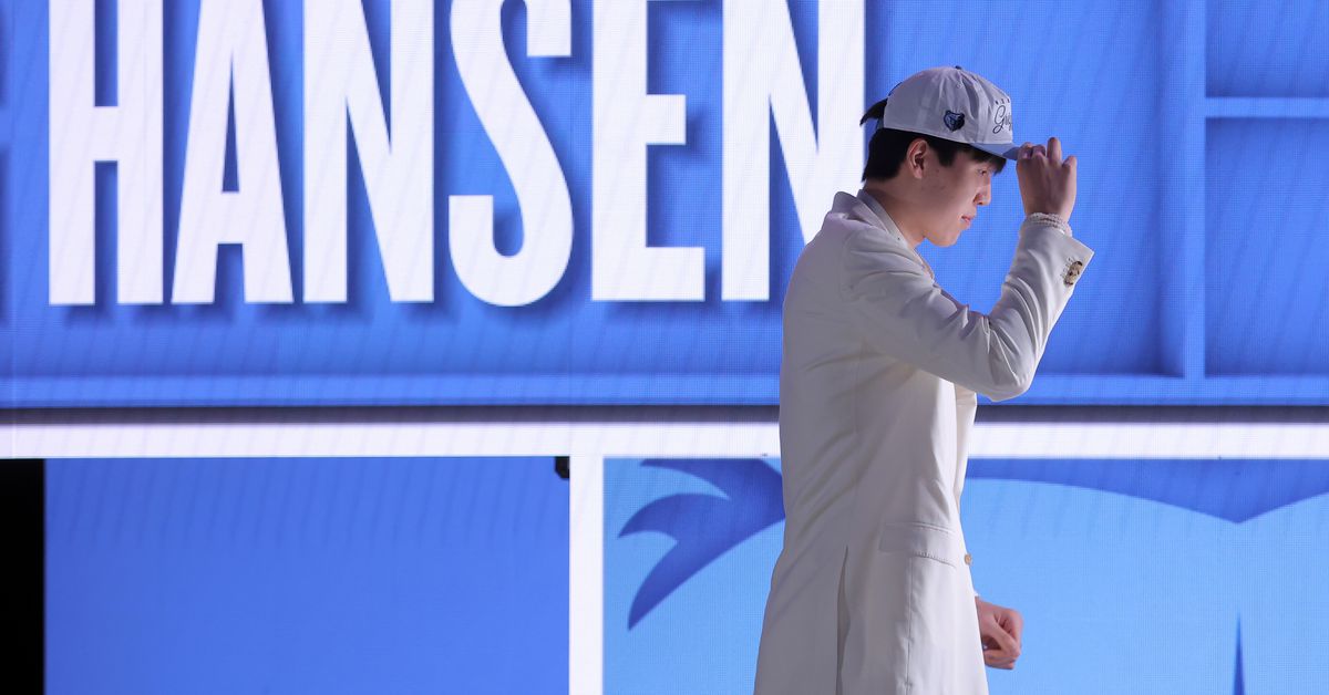 Nuggets’ Nikola Jokic Reacts to Trail Blazers’ Yang Hansen Clip