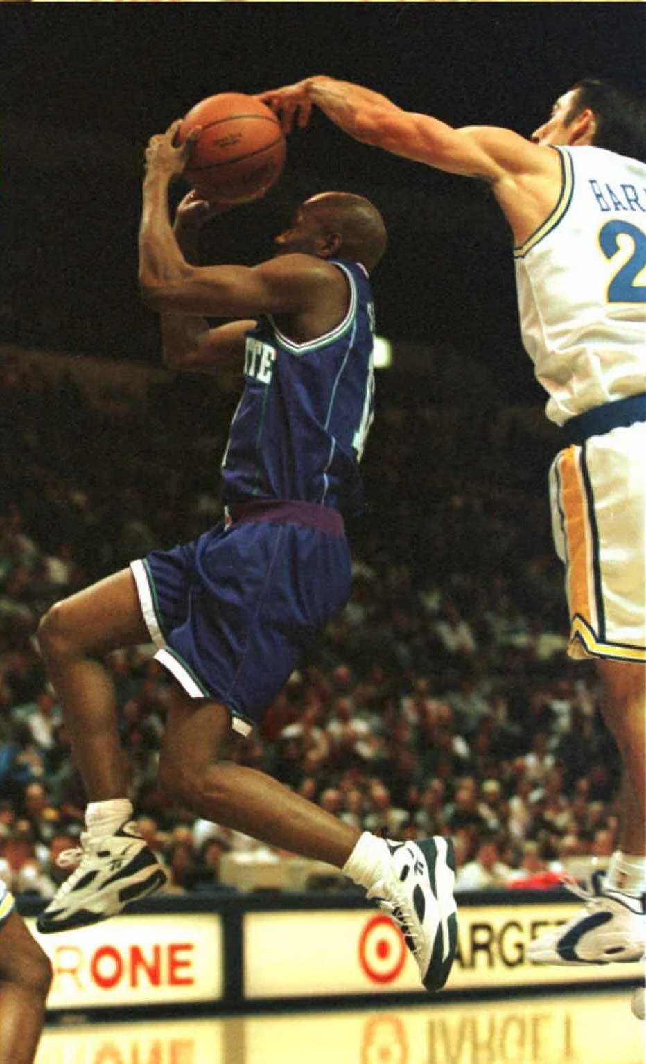 OAKLAND, UNITED STATES: Charlotte Hornets Greg Sutton (L) tries to go for two points as Golden State Warriors Jon Barry knocks the ball away during the first period in Oakland, California 19 December. The Warriors defeated the Hornets 102-99. AFP PHOTO/John MABANGLO (Photo credit should read JOHN G. MABANGLO/AFP via Getty Images)