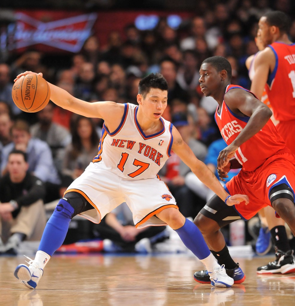 Jeremy Lin dribbling the ball during a Knicks basketball game.