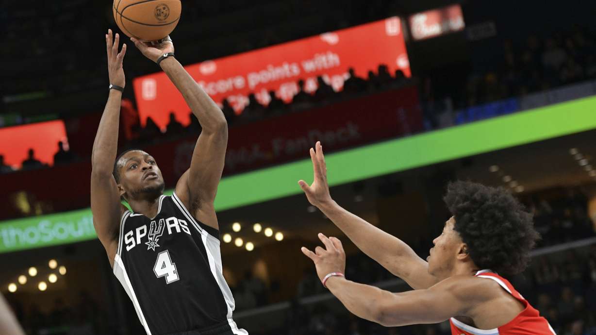 San Antonio Spurs, De'Aaron Fox agree to four-year, $228M extension, AP source says