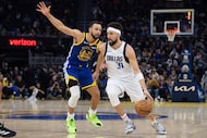 El escolta de los Warriors de Golden State , Stephen Curry (30), se defiende del escolta de...