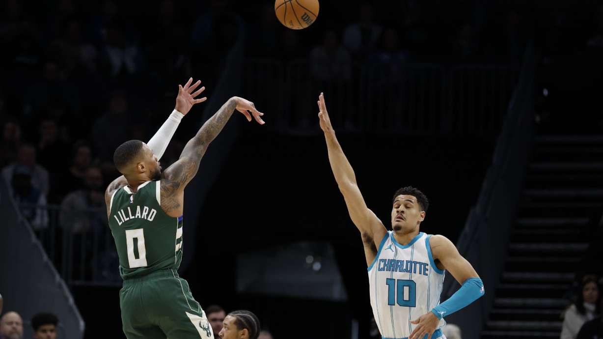 Lillard scores 29 points as Bucks beat Hornets 112-102 to snap a 4-game losing streak