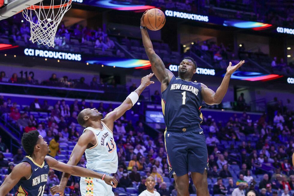 New Orleans Pelicans forward Zion Williamson (1) pulls down a defensive rebound against San...