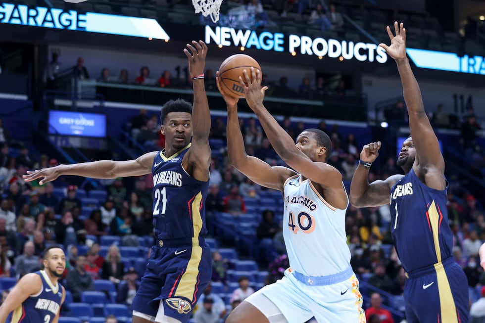 San Antonio Spurs forward Harrison Barnes (40) attempts a layup between New Orleans Pelicans...