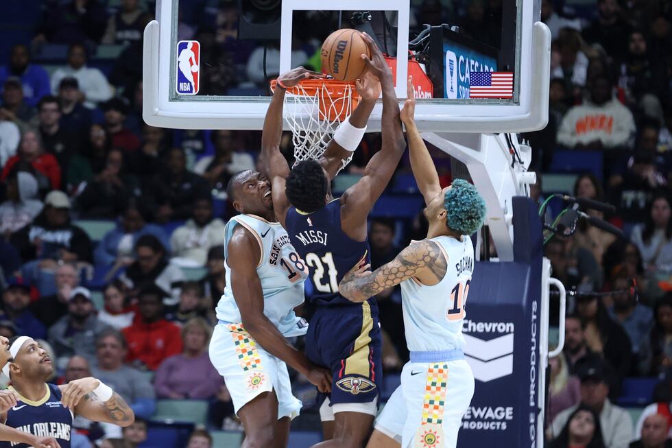 San Antonio Spurs center Bismack Biyombo (18) blocks a dunk-attempt by New Orleans Pelicans...