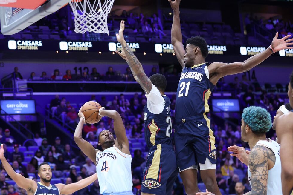 San Antonio Spurs guard De'Aaron Fox (4) attempts a shot against New Orleans Pelicans guard...
