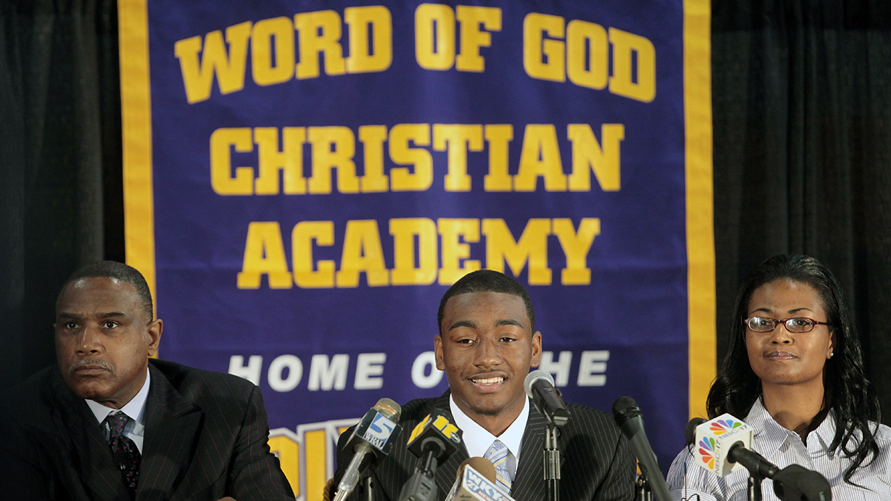 Flanked by Word of God Christian Academy's Dr. Frank Summerfield and Wall's sister Tonya Pulley, John Wall discusses his decision to play at Kentucky on May 20, 2009.