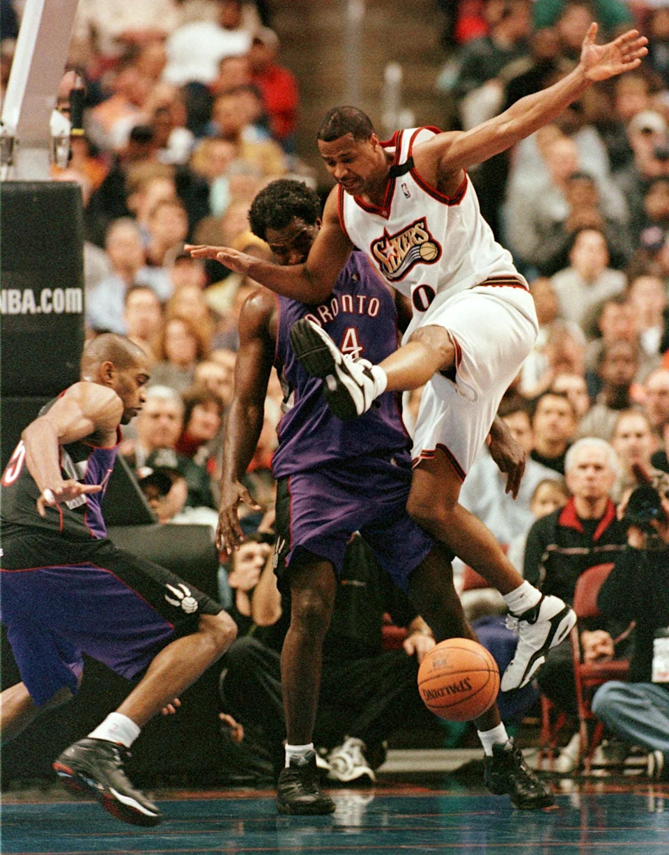 PHILADELPHIA, : Toronto Raptors Vince Carter (L) moves towards the loose ball after the Philadelphia 76ers Billy Owens(R) lost its control while attempting a layup 15 December 1999 in Philadelphia, PA. Toronto's Charles Oakley(C) looks on. The 76ers won, 93-91 AFP PHOTO Tom MIHALEK (Photo credit should read TOM MIHALEK/AFP via Getty Images)