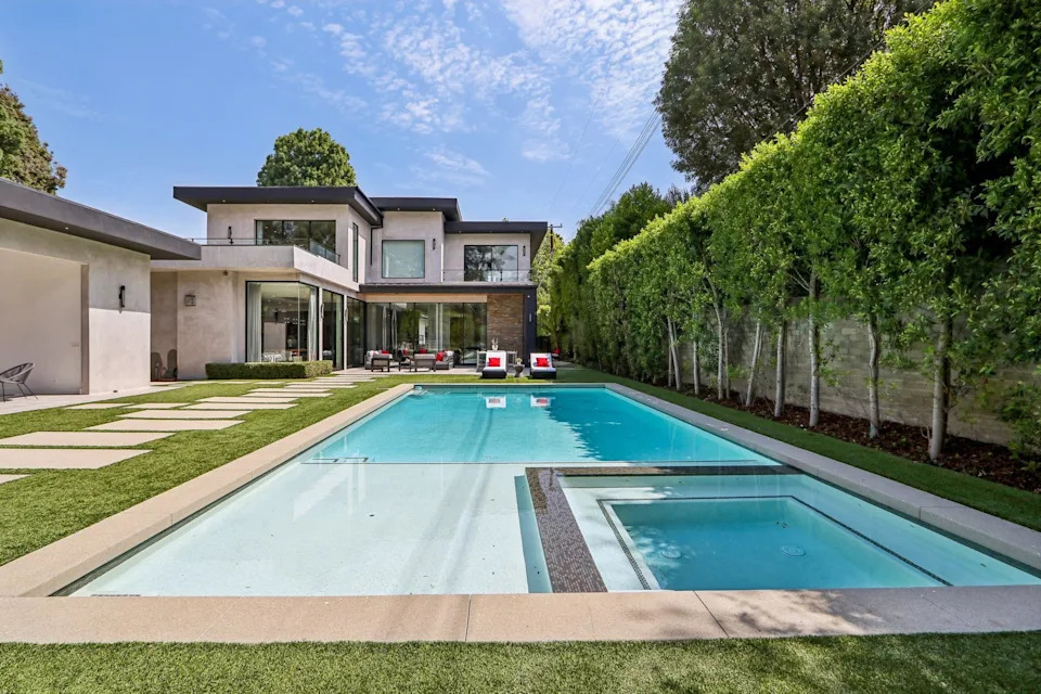 In addition to playing for the Grizzlies, Randolph also shot hoops for the New York Knicks, Los Angeles Clippers, Portland Trail Blazers, and Sacramento Kings.