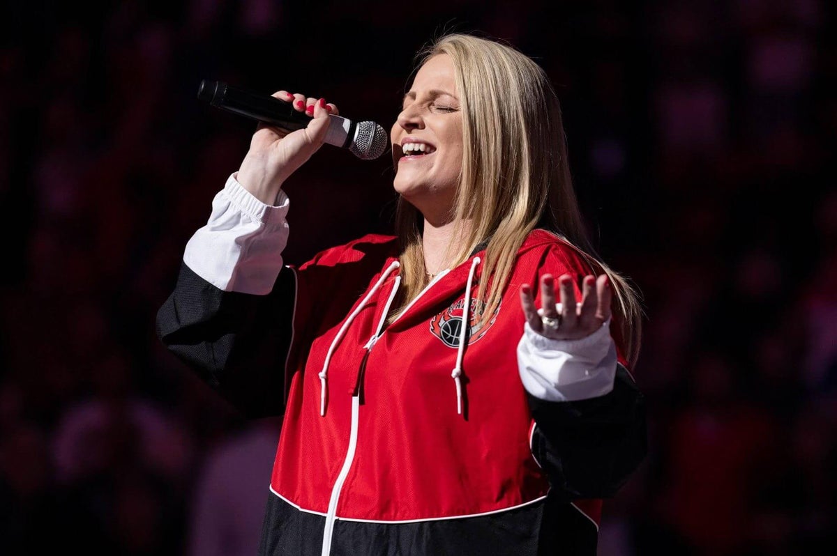 Knicks assistant Maurice Cheeks watches national anthem singer nail performance 22 years later