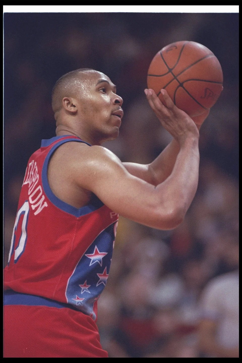 20 Apr 1993: Forward Clarence Weatherspoon of the Philadelphia 76ers prepares to shoot the ball during a game against the Chicago Bulls at the United Center in Chicago, Illinois. The Bulls won the game, 123-94. Mandatory Credit: Jonathan Daniel /Allspo