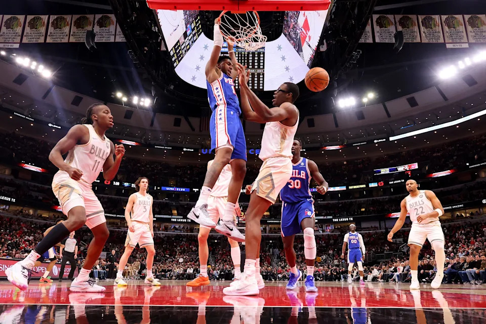 CHICAGO, ILLINOIS - JANUARY 25: Justin Edwards #19 of the Philadelphia 76ers dunks over Jalen Smith #7 of the Chicago Bulls during the first half at the United Center on January 25, 2025 in Chicago, Illinois. NOTE TO USER: User expressly acknowledges and agrees that, by downloading and or using this photograph, User is consenting to the terms and conditions of the Getty Images License Agreement. (Photo by Michael Reaves/Getty Images)