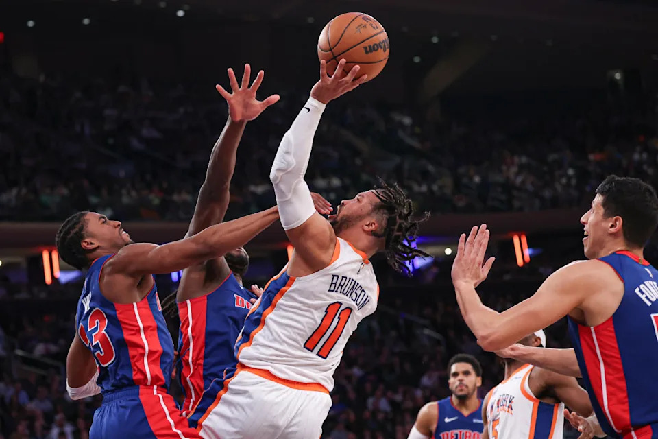 New York Knicks guard Jalen Brunson (11) shoots the ball as Detroit Pistons guard Jaden Ivey (23)© Vincent Carchietta-Imagn Images