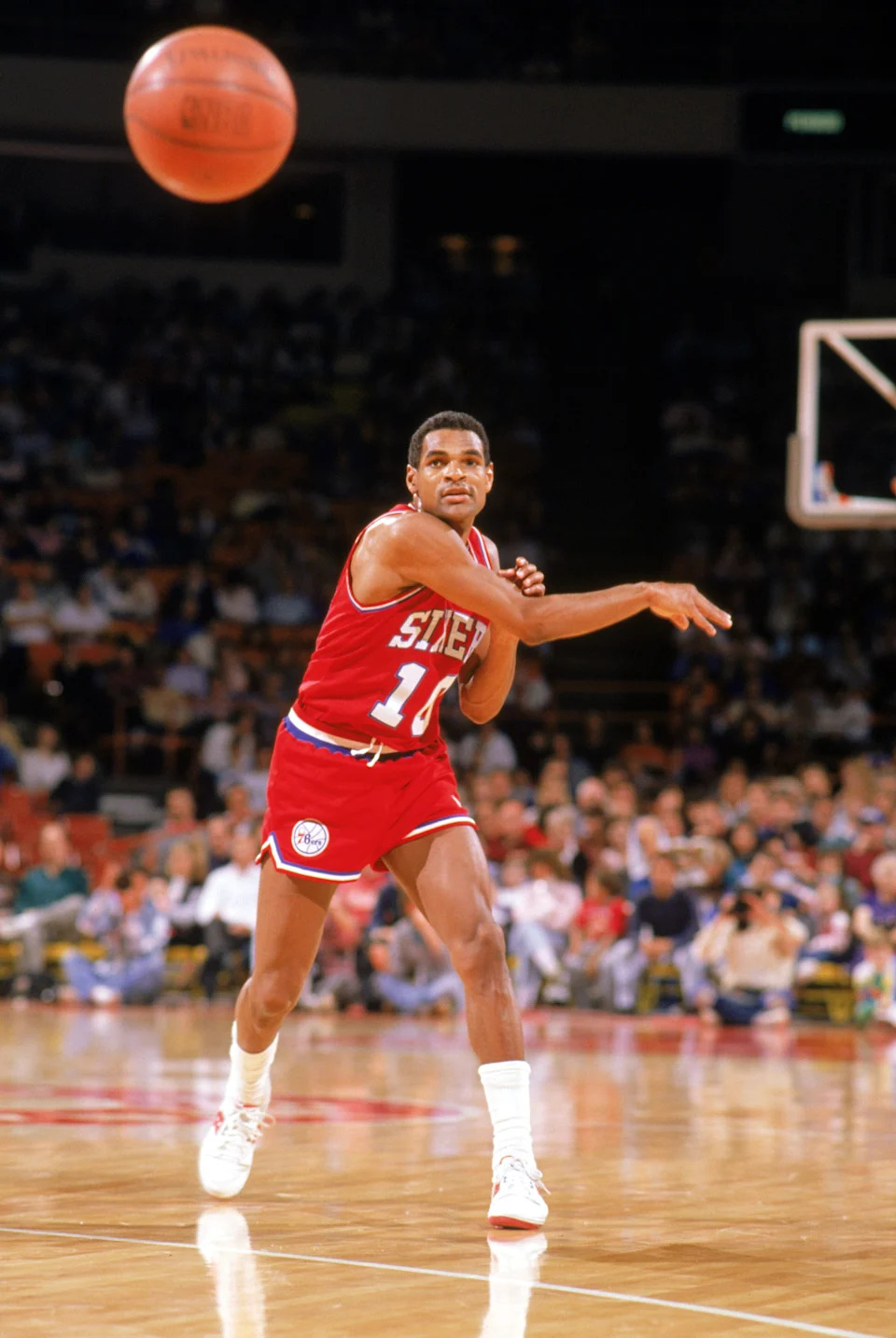 1989: Maurice Cheeks #10 of the Philadelphia 76ers passes the ball during the 1988-1989 NBA season. (Photo by Mike Powell/Getty Images)
