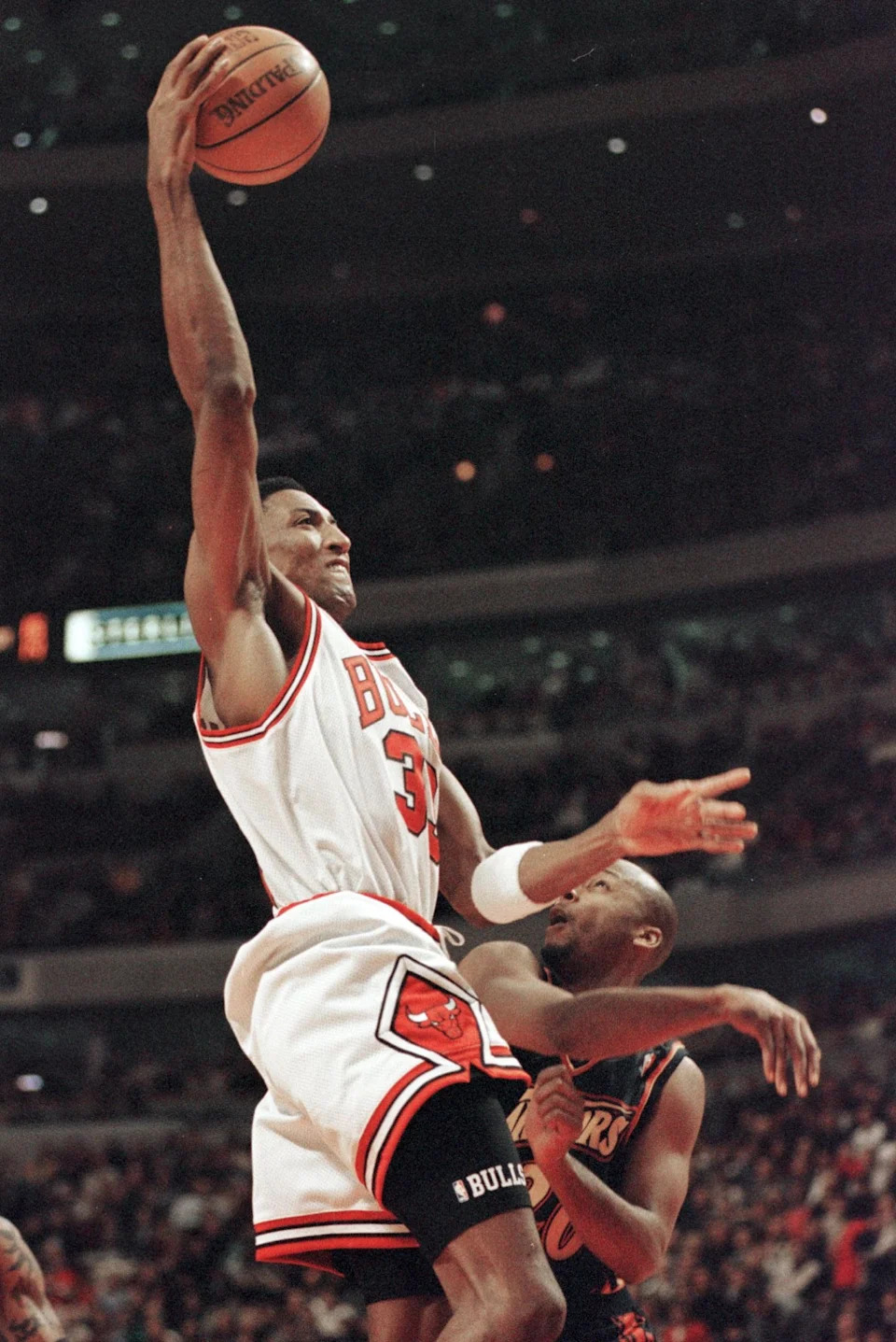 CHICAGO, UNITED STATES: Scottie Pippen (L), guard for the Chicago Bulls, drives to the basket past Golden State Warriors guard Brian Shaw during the first quarter of the 10 January game at the United Center in Chicago, Illinois. This was Pippen's first appearance of the season after missing the first 35 games due to foot surgery. AFP PHOTO VINCENT LAFORET (Photo credit should read VINCENT LAFORET/AFP via Getty Images)