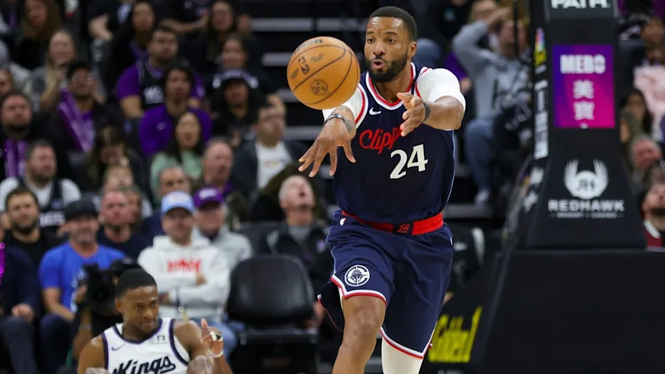 Norman Powell (24) passes from Sacramento Kings guard De'Aaron Fox (5)© Sergio Estrada-Imagn Images