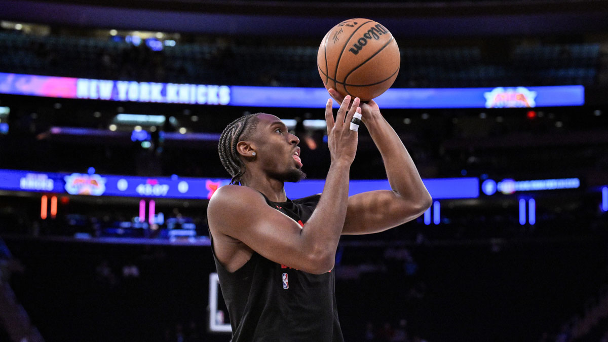 76ers guard Tyrese Maxey (0) warms up before a game against the New York Knicks at Madison Square Garden