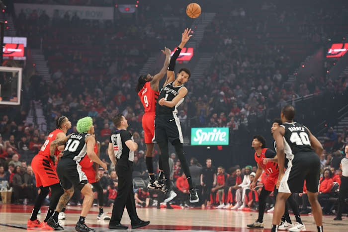 Wembanyama makes 2 free throws with 2.1 seconds left in Spurs' 118-116 win over Trail Blazers