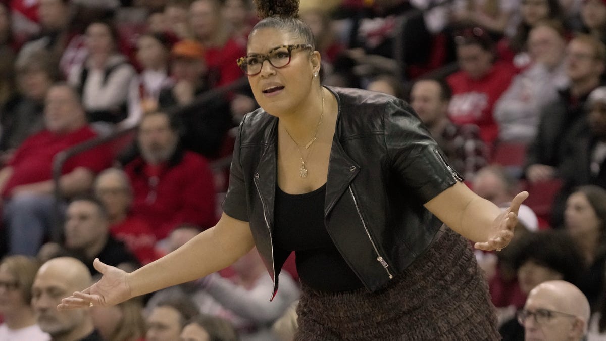 5 former players sue former Wisconsin basketball coach Marisa Moseley