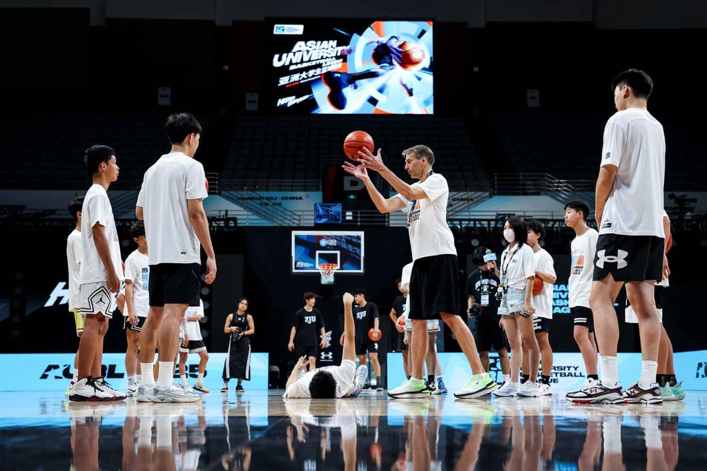 AUBL executive Greg Stolt (centre) hosts the training session in Hangzhou. Photo: AUBL