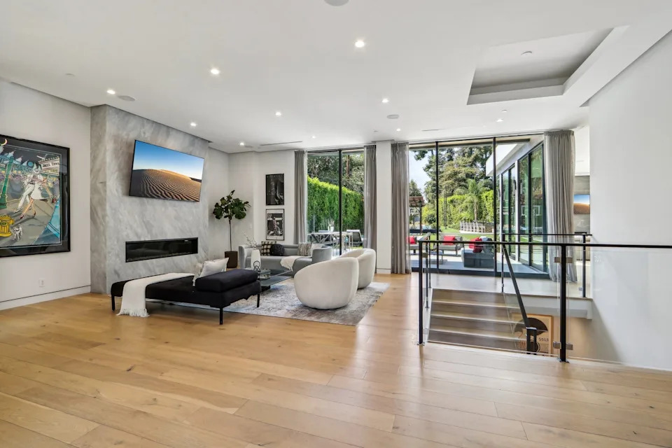 The property's sale set a remarkable record for price per square foot in Amestoy Estates, at $864.70. 