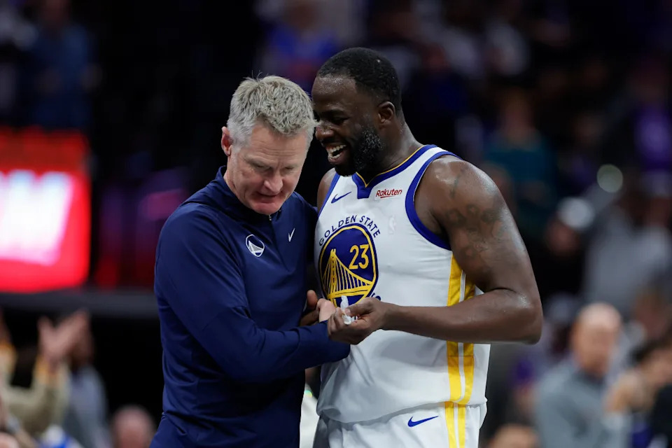 Golden State Warriors coach Steve Kerr speaks with forward Draymond Green (23).© Sergio Estrada-Imagn Images