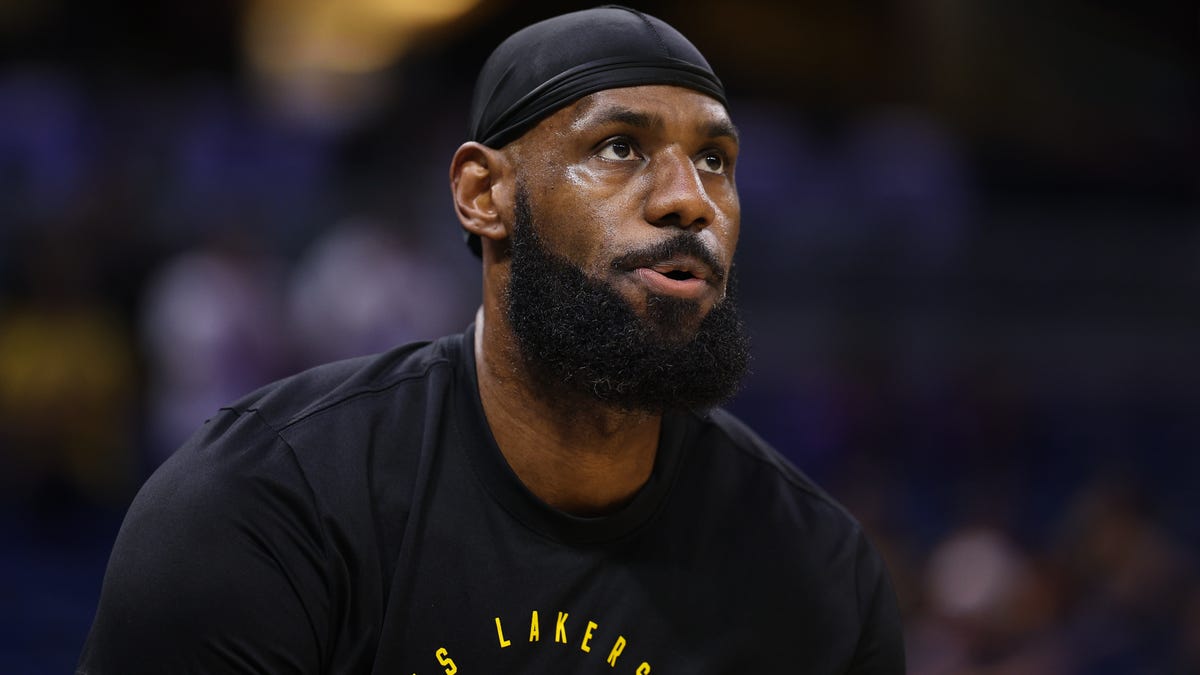 LeBron James posts image of himself with Clippers logo in background