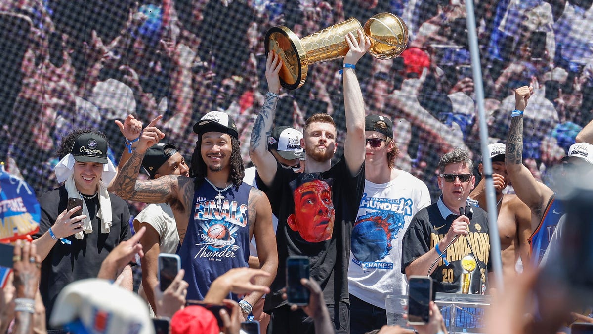 Isaiah Hartenstein returns to Germany with Larry O'Brien trophy