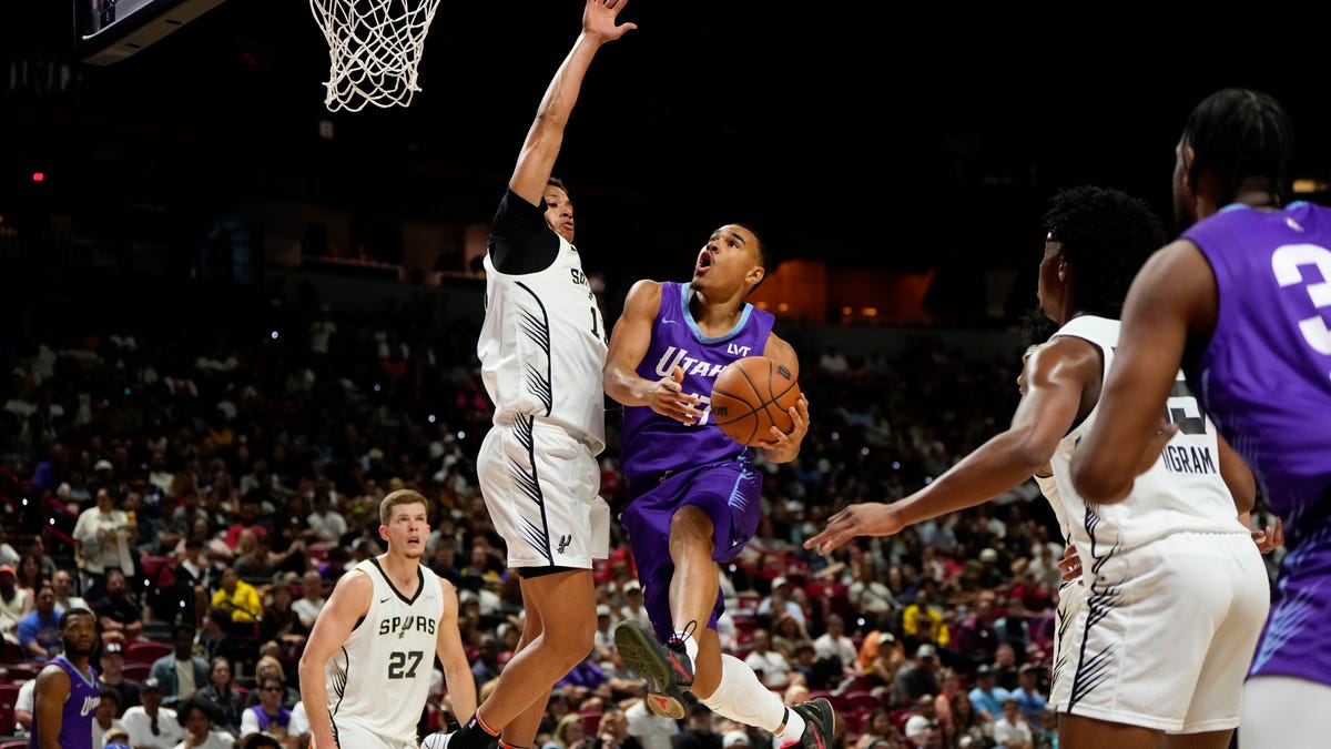 Wisconsin Basketball John Tonje Utah Jazz contract sign