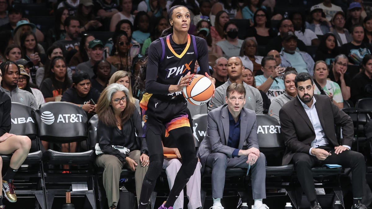 DeWanna Bonner booed by Indiana Fever fans in her return Indianapolis