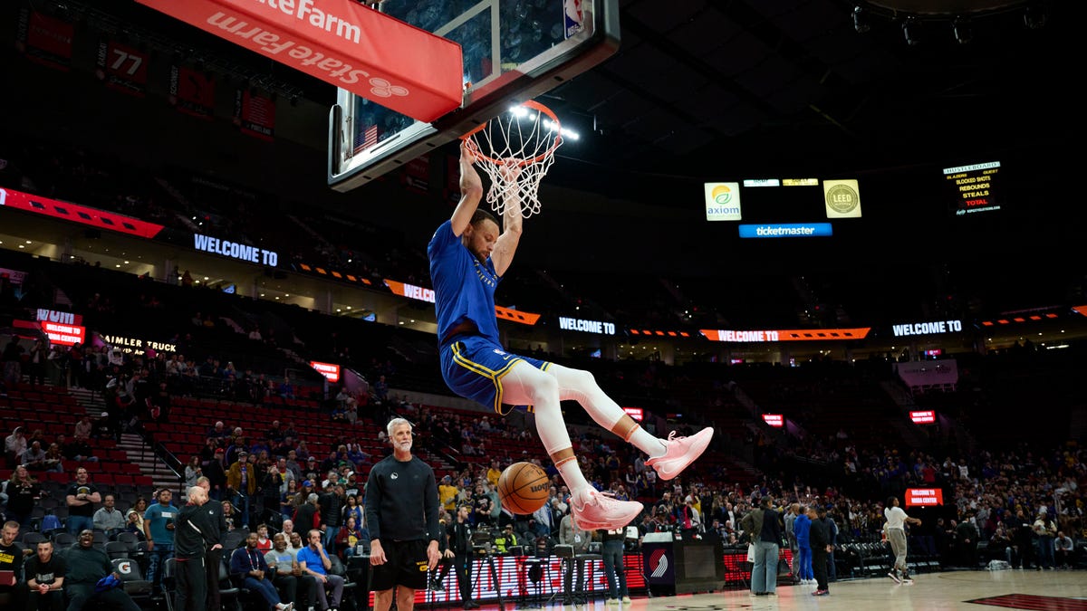 Warriors release Stephen Curry career dunks highlight package
