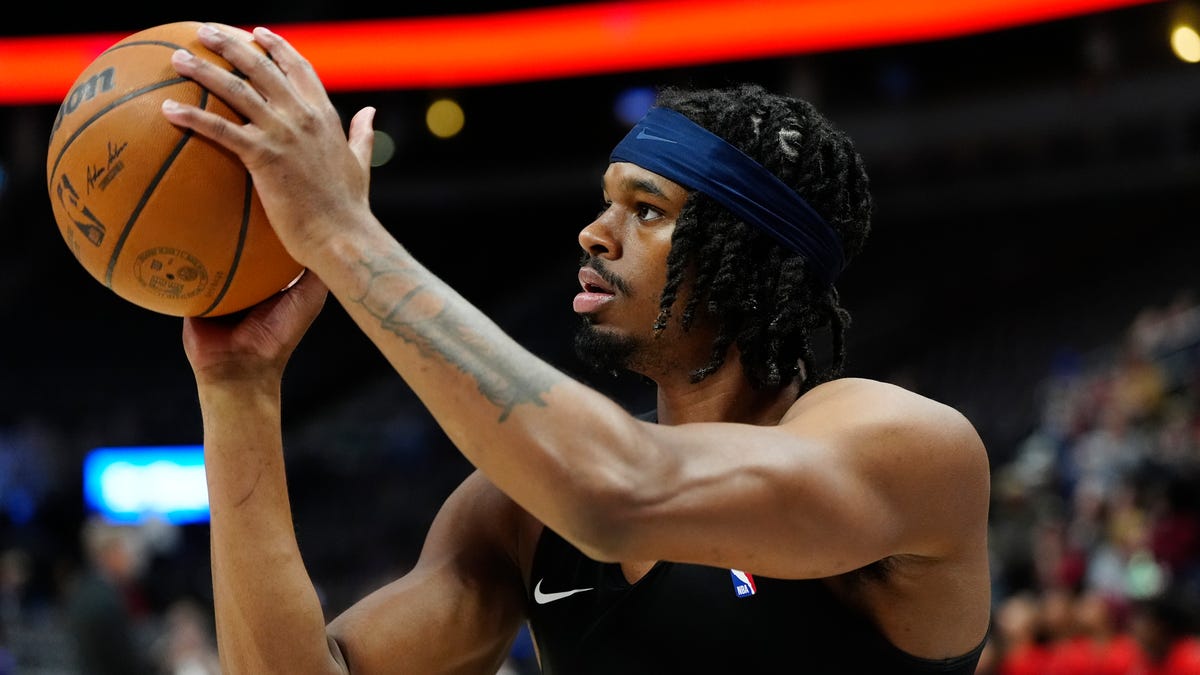 DaRon Holmes II appears in 'Rookie Diaries' video