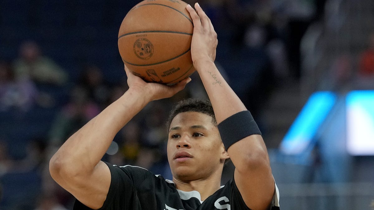 Trey Murphy III is acting as a mentor for Carter Bryant