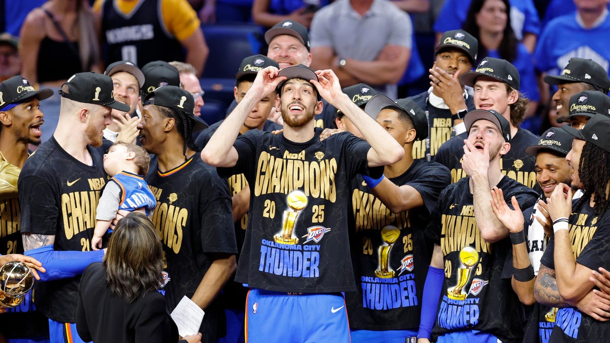 Chet Holmgren meets Oklahoma legend Adrian Peterson