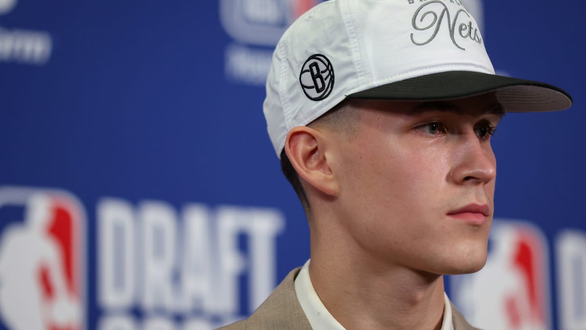 Egor Dёmin pointed to the draft for jersey inspiration