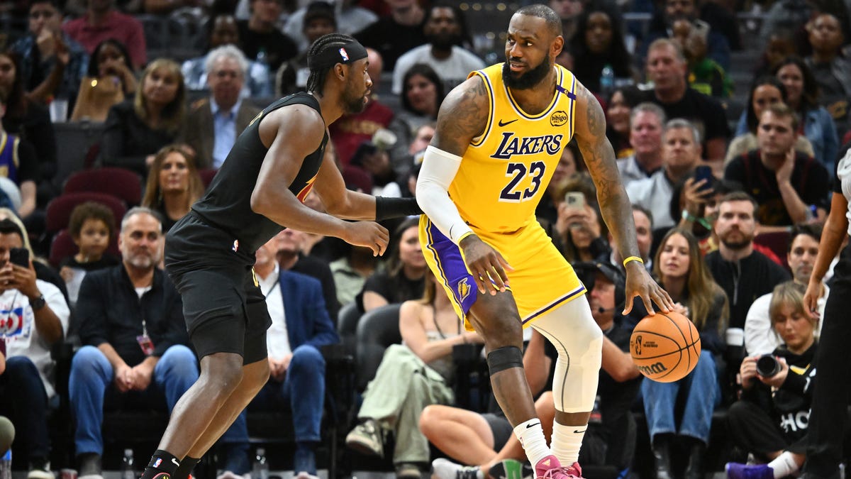 When will LeBron James and the Lakers face the Cavaliers this season?