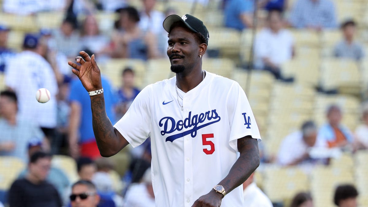 Three new Lakers throw out first pitch at Saturday's Dodgers game