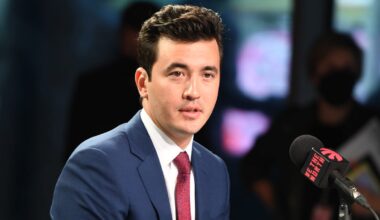 Toronto Raptors extend contract of GM Bobby Webster