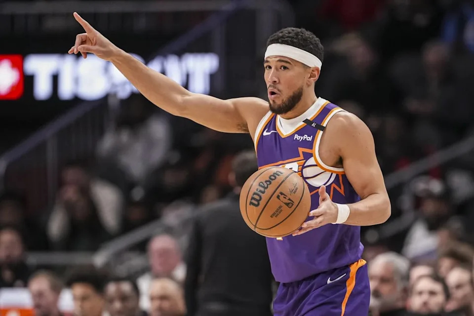Phoenix Suns guard Devin Booker (1) directs his teammates against the Atlanta Hawks during the first half at State Farm Arena.Mandatory Credit: Dale Zanine-Imagn Images
