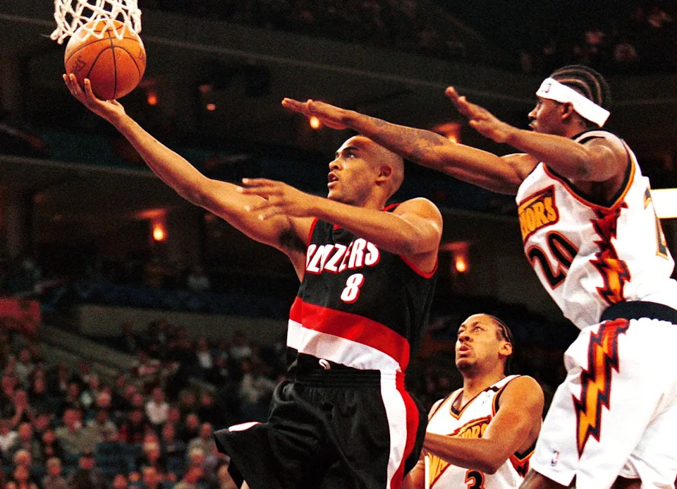 Portland Trail Blazers guard Steve Smith (L) goes to the rim as Golden State Warriors Larry Hughes (R) and Donyell Marshall defend during the first period 24 March, 2000 in Oakland, CA. Smith scored 21 points as the Blazers defeated the Warriors, 96-83. AFP PHOTO John G. MABANGLO (Photo by JOHN G. MABANGLO / AFP) (Photo credit should read JOHN G. MABANGLO/AFP via Getty Images)