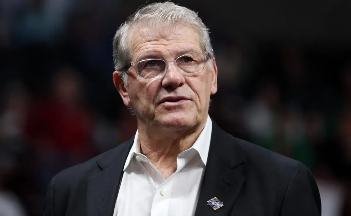 Geno Auriemma fires bold Sarah Strong, Azzi Fudd warning