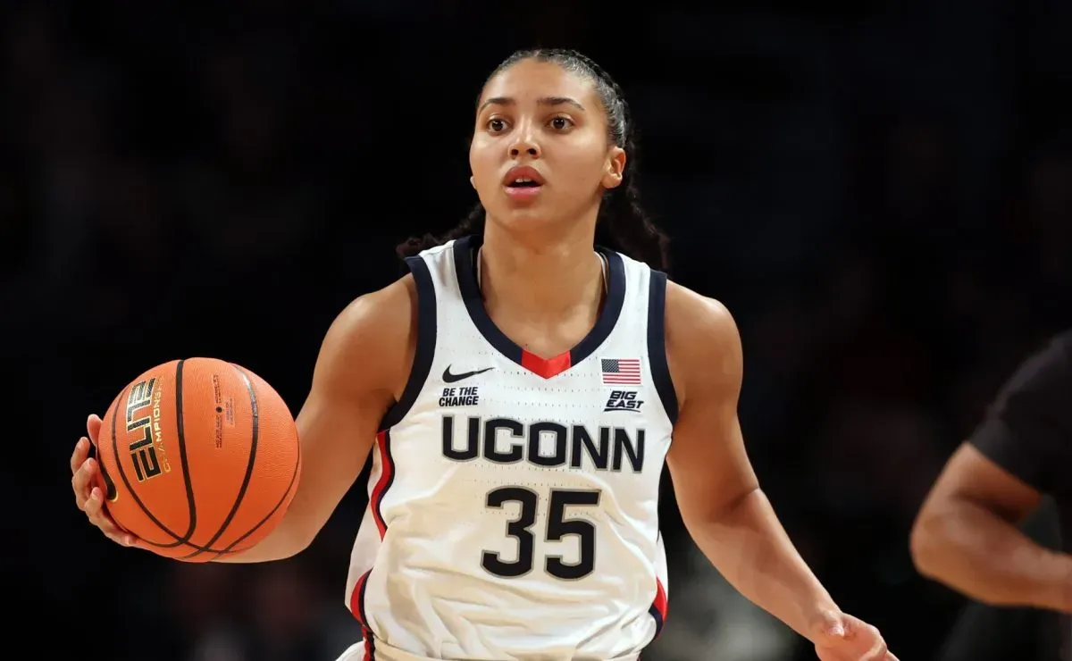 Azzi Fudd beats Stephen Curry in epic three-point shootout