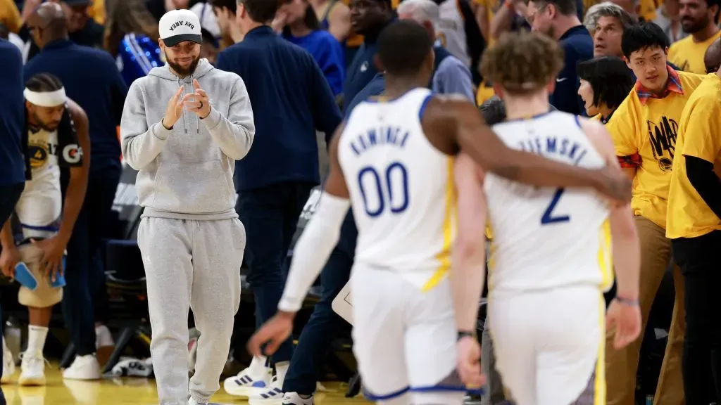 Stephen Curry reacts towards Jonathan Kuminga and Brandin Podziemski during NBA Playoffs. (Ezra Shaw/Getty Images)