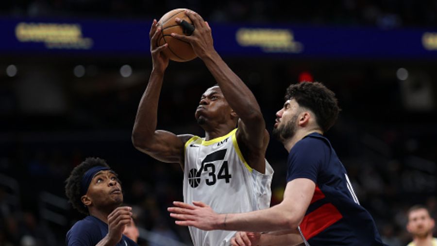 Oscar Tshiebwe #34 of the Utah Jazz...