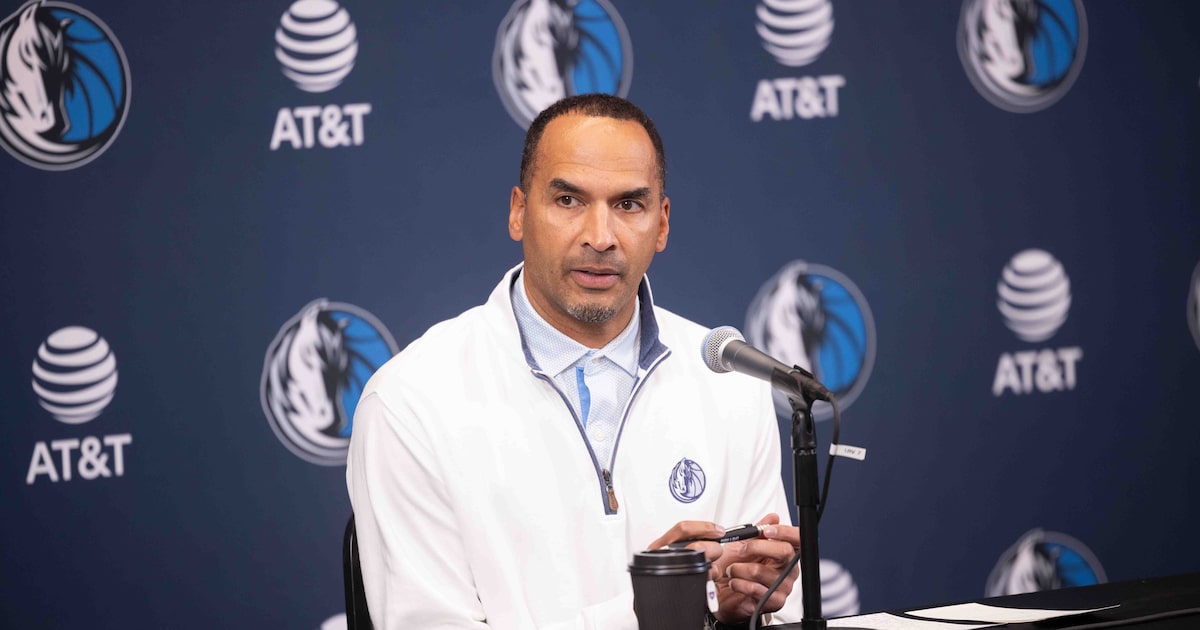 Mavericks’ Nico Harrison returns to Steelers camp, seen with Mike Tomlin, Aaron Rodgers