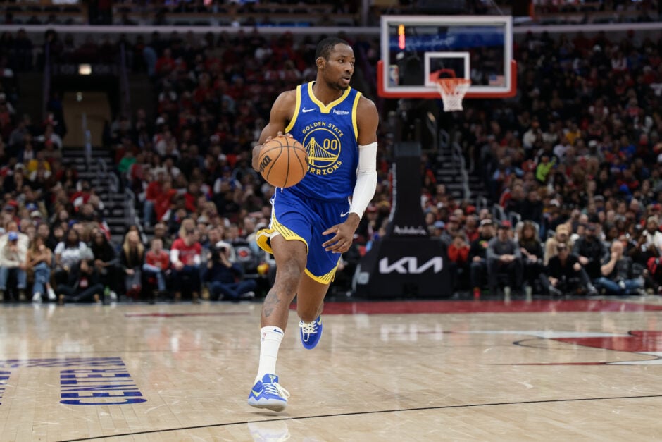 Jonathan Kuminga #00 of the Golden State Warriors controls the ball against the Chicago Bulls.