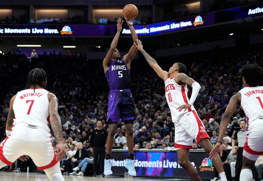 Jabari Smith Jr. defending De'Aaron Fox's shot