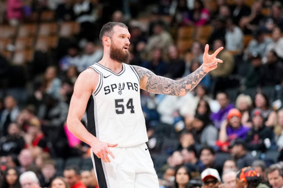 Sandro Mamukelashvili playing for the San Antonio Spurs