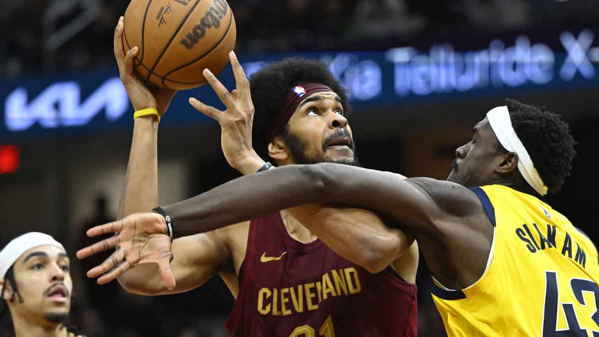 Cleveland Cavaliers center Jarrett Allen (31) looks to shoot beside Indiana Pacers forward Pascal Siakam (43) in the second quarter at Rocket Mortgage FieldHouse.
