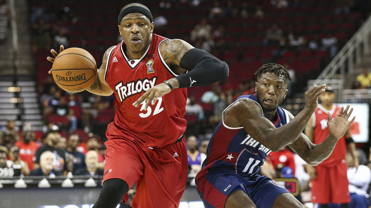 Rashad McCants (32) dribbles the ball as Tri State Nate Robinson (11) defends during the game at Toyota Center.